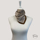 Foulard carré avec motifs triangles blancs sur fond brun