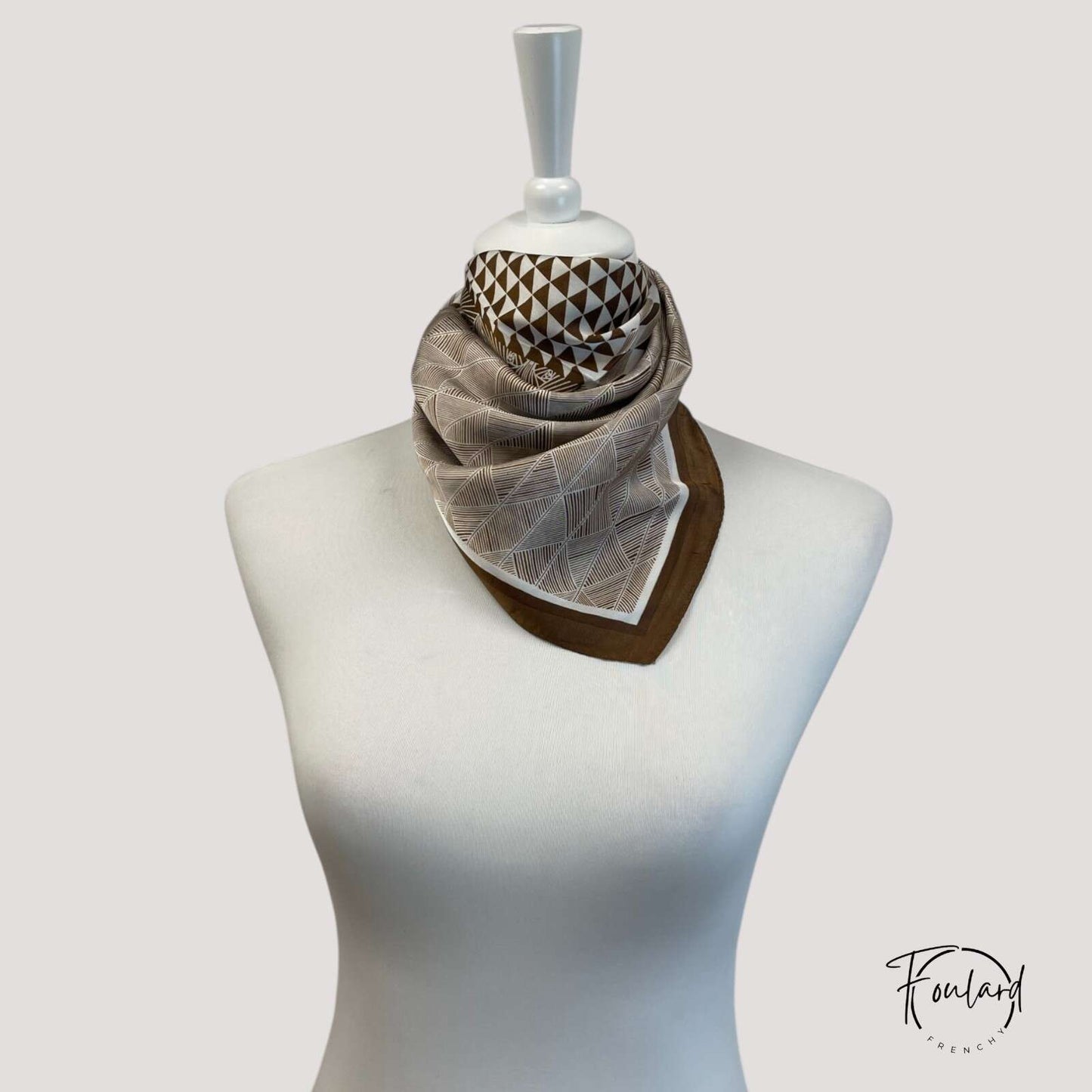 Foulard carré avec motifs triangles blancs sur fond brun