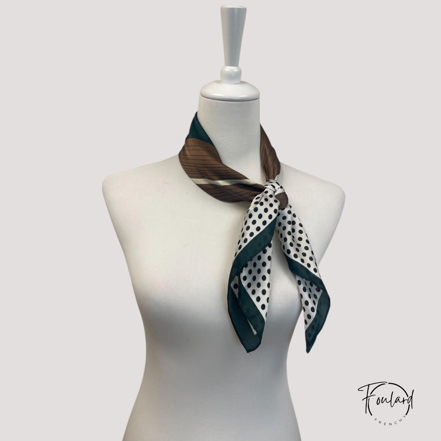 Foulard en polyester fluide noué autour du cou