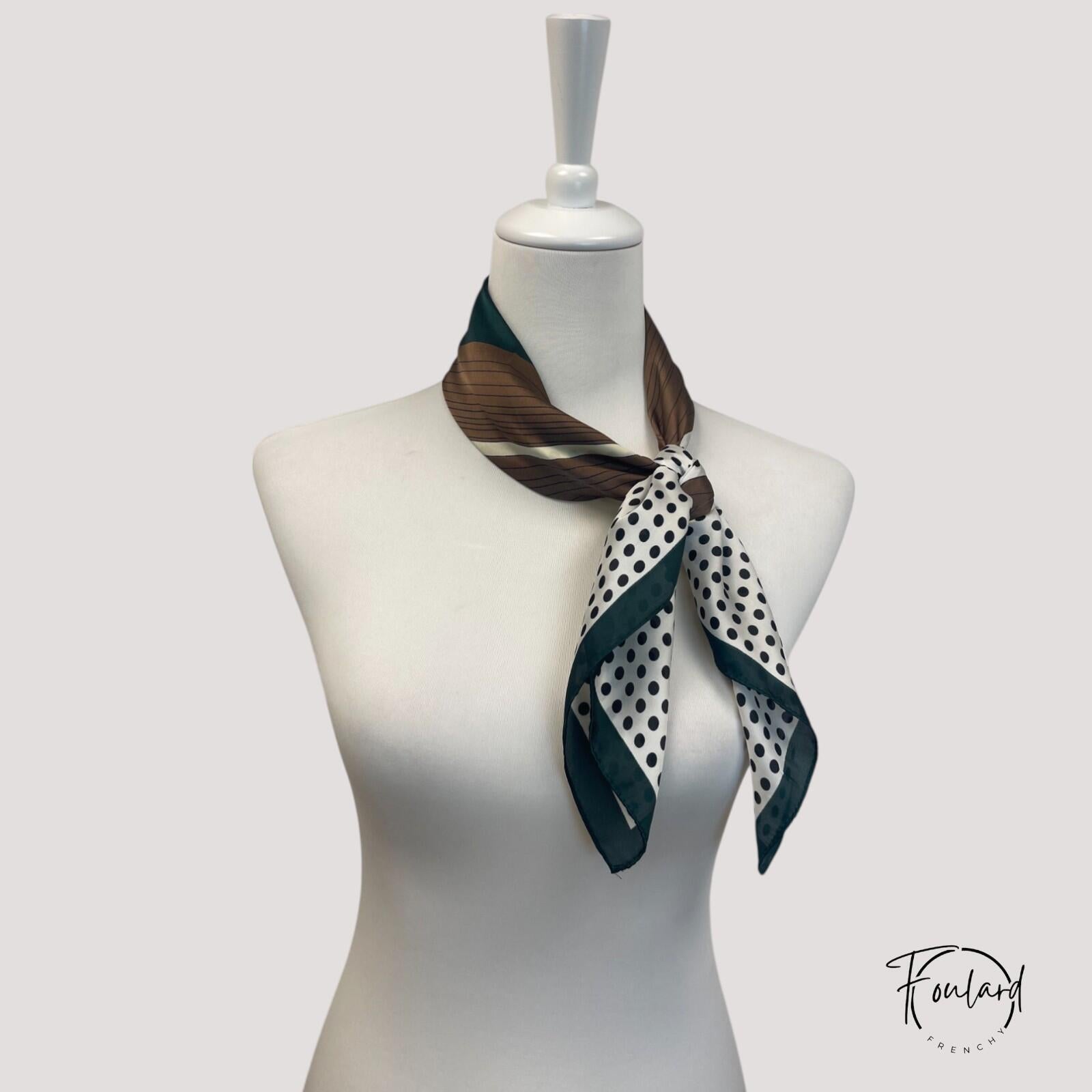 Foulard en polyester fluide noué autour du cou
