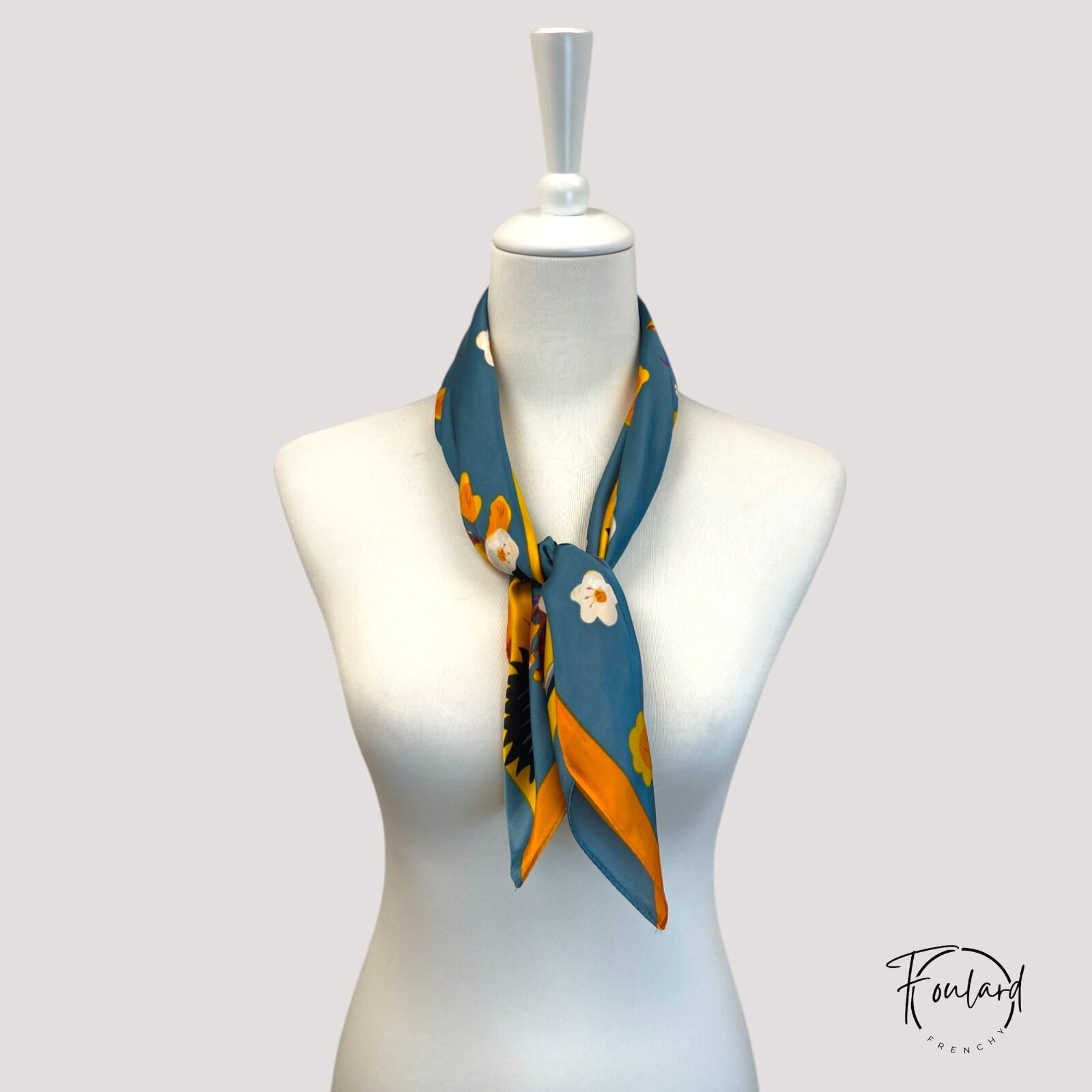 Détail du motif floral sur fond bleu canard