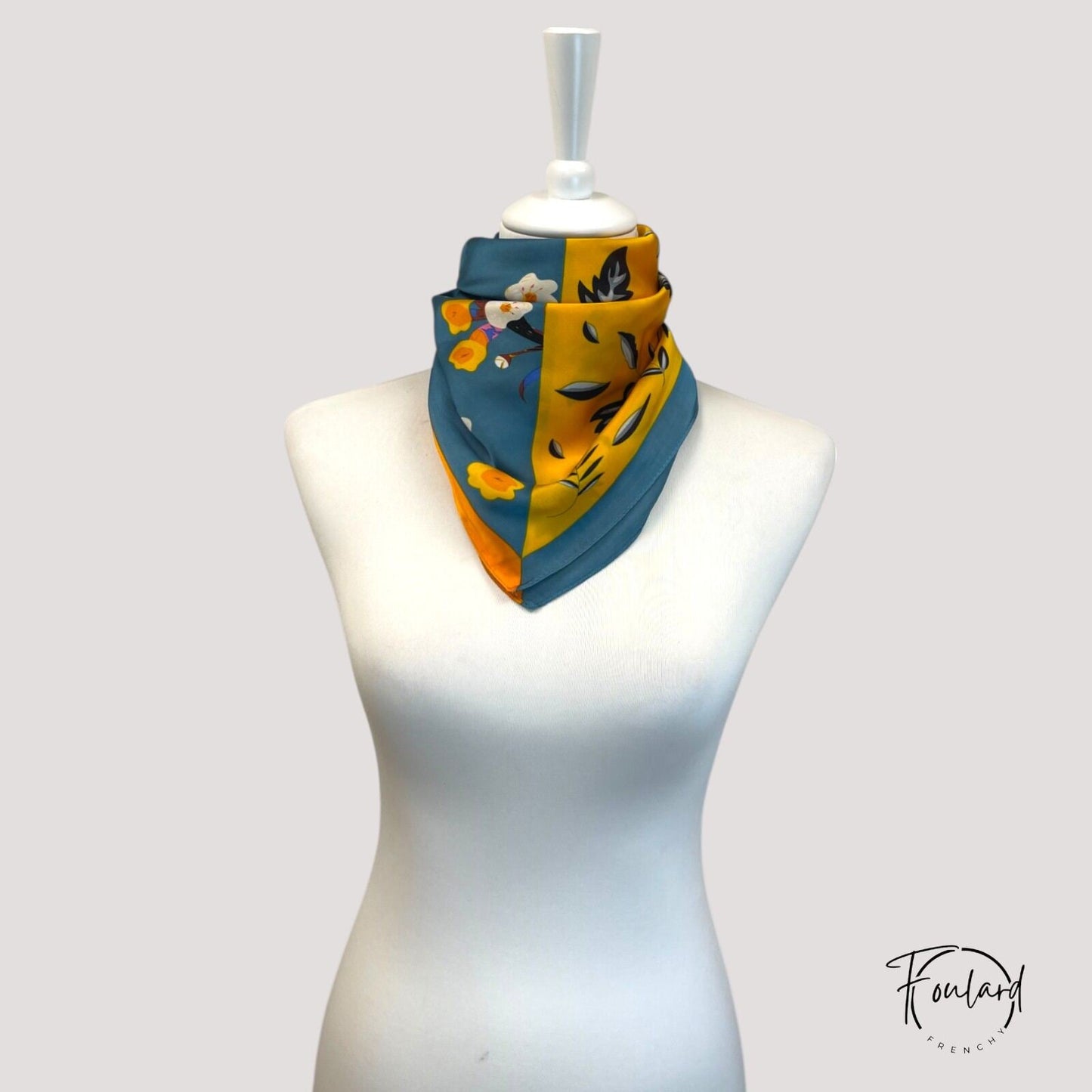Foulard carré bicolore avec motifs floraux colorés