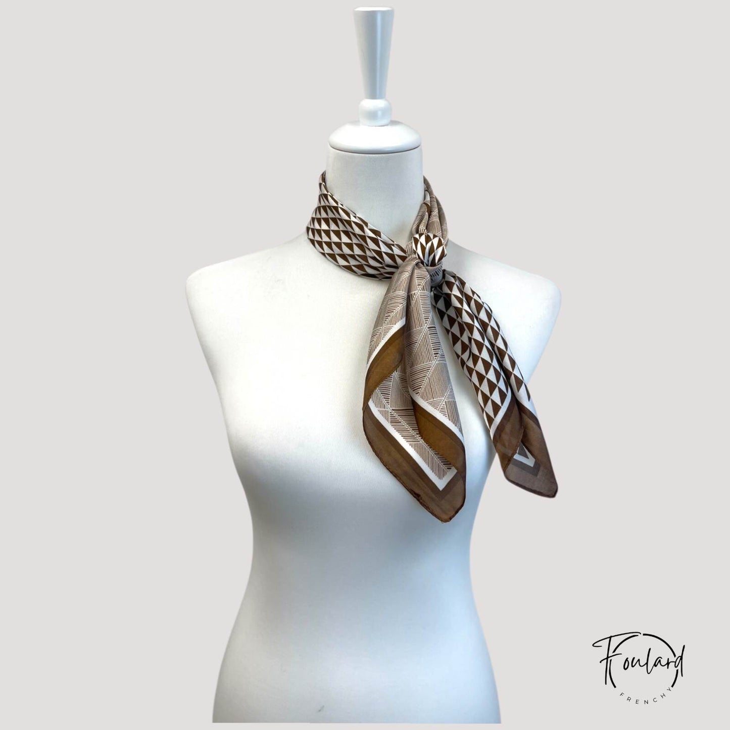 Foulard noué montrant le contraste des motifs et couleurs