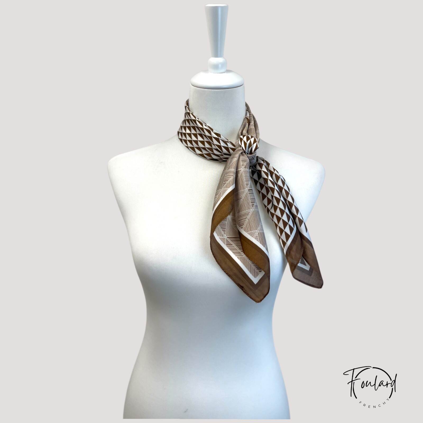 Foulard noué montrant le contraste des motifs et couleurs