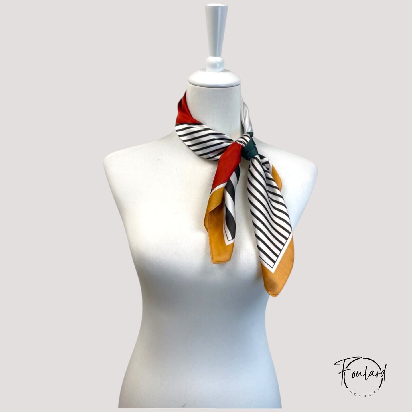Foulard noué, montrant les rayures et les aplats colorés