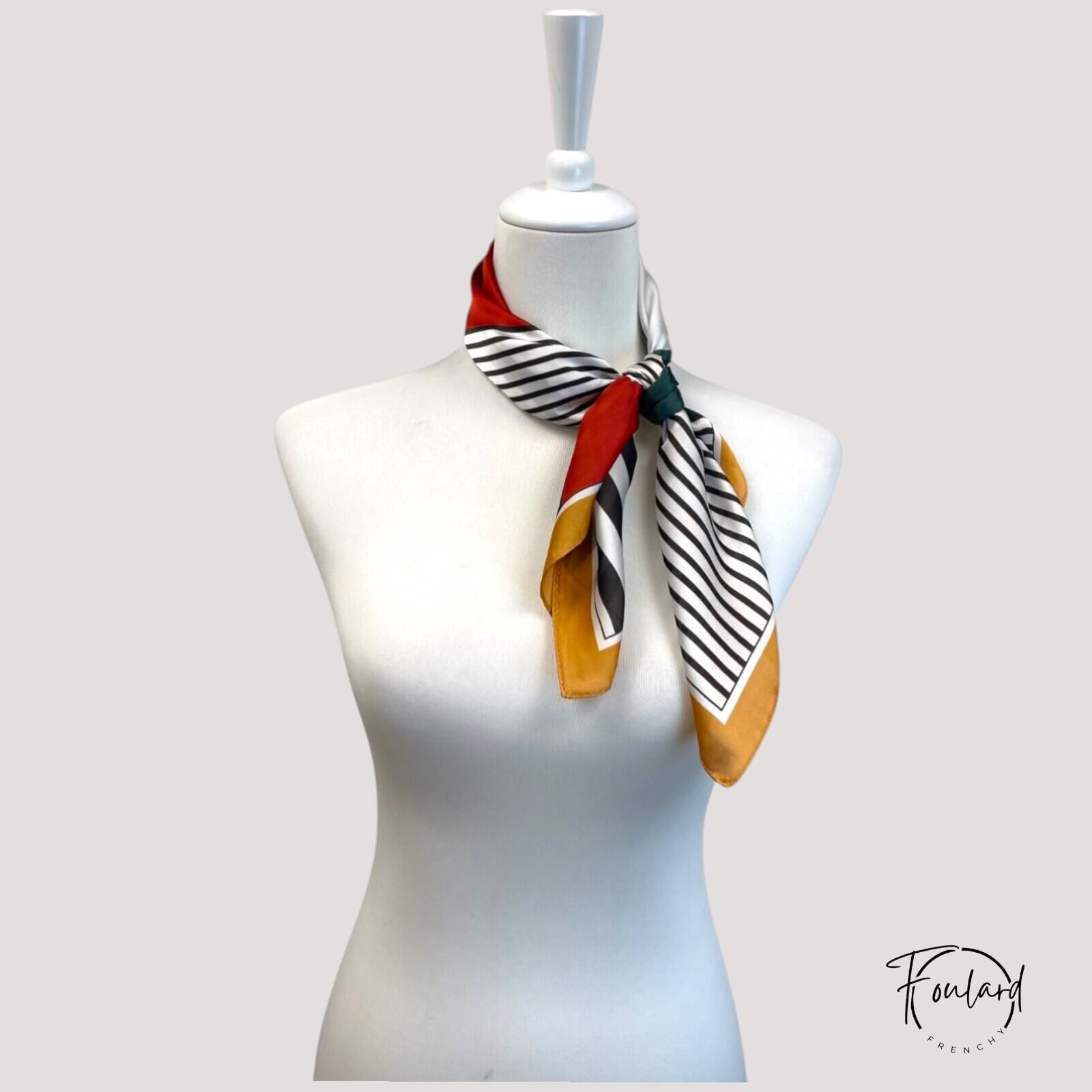 Foulard noué, montrant les rayures et les aplats colorés