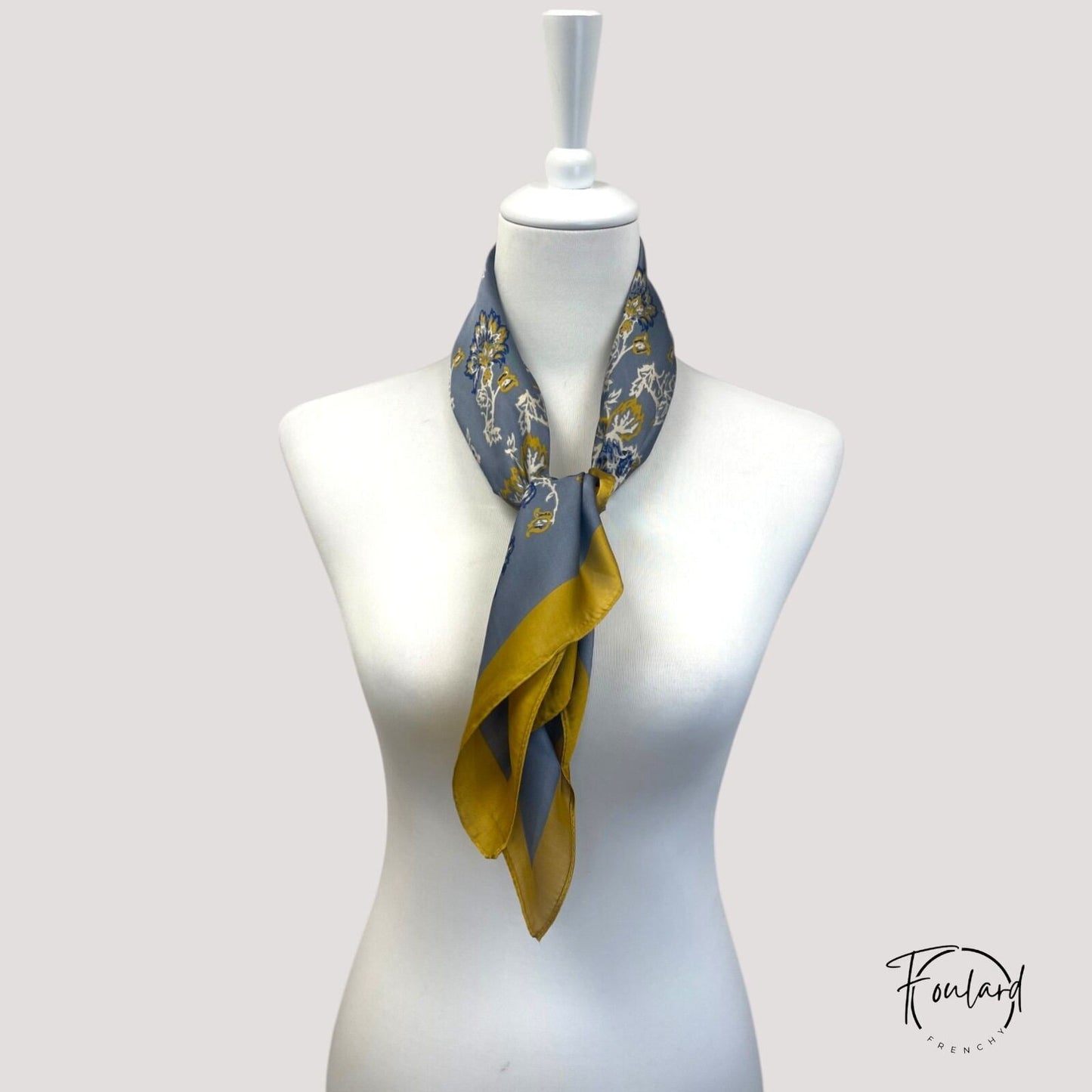 Détail du motif floral stylisé bleu et jaune