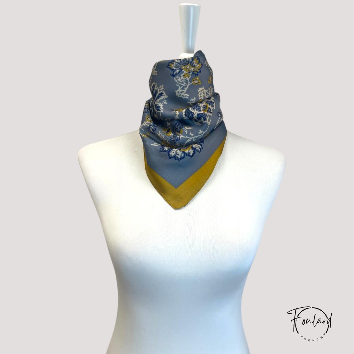 Foulard carré floral bleu et jaune sur fond gris