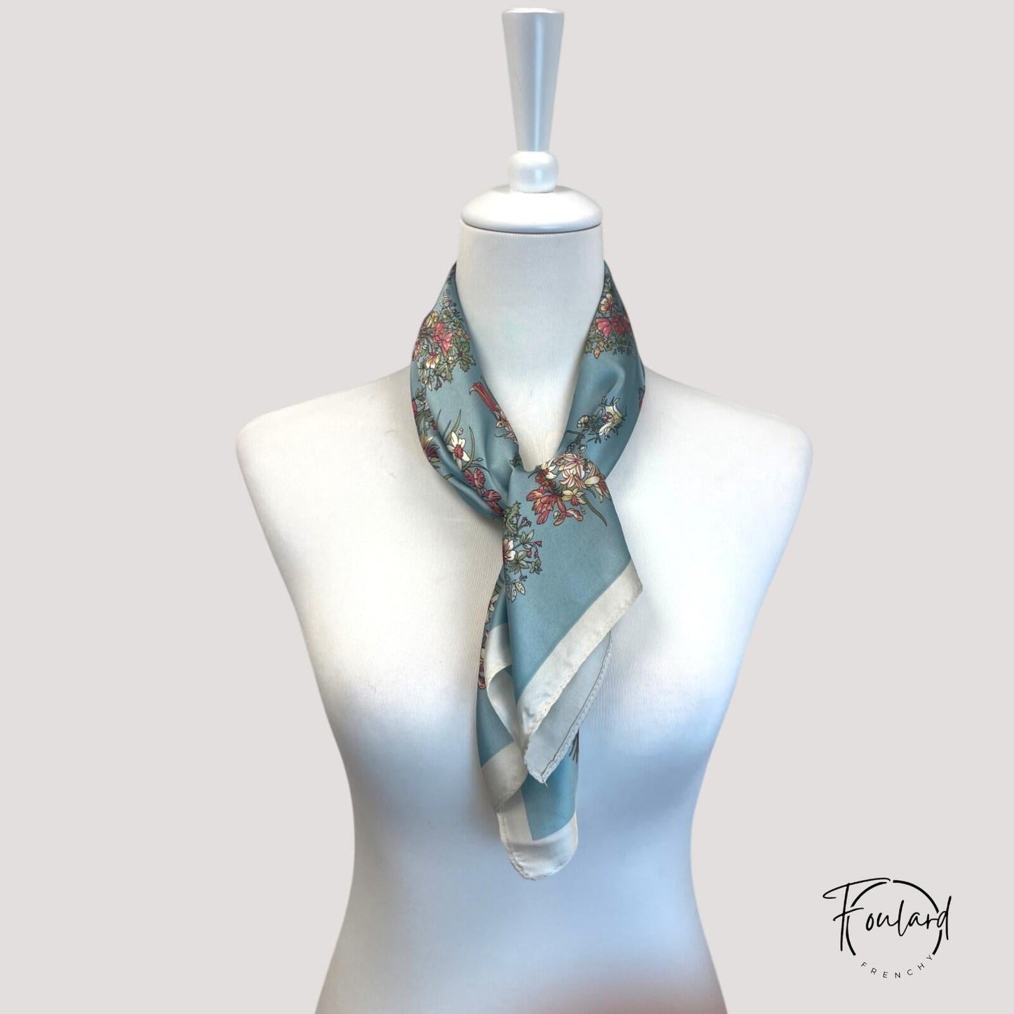 Détail du motif floral coloré sur tissu bleu