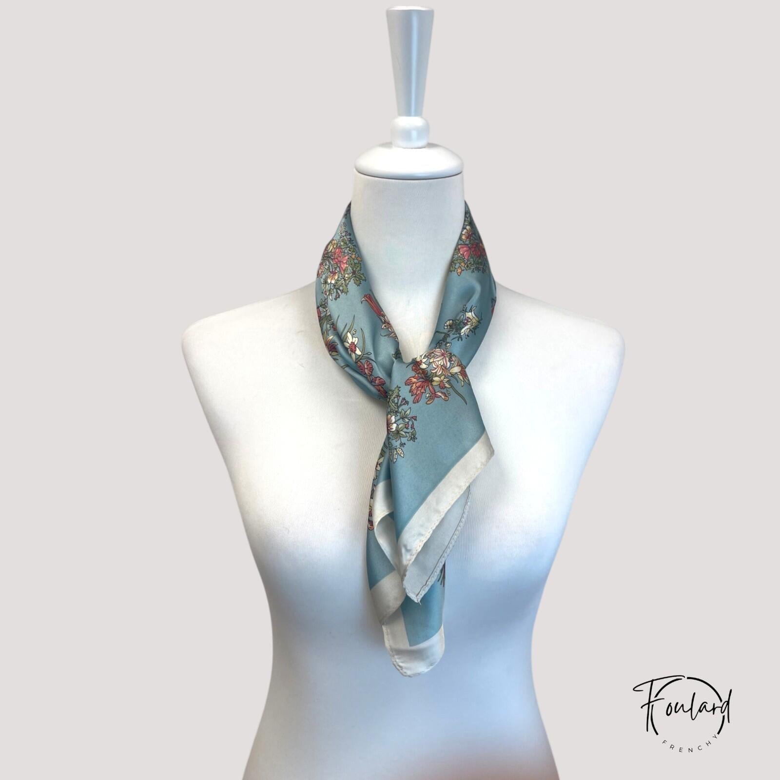 Détail du motif floral coloré sur tissu bleu