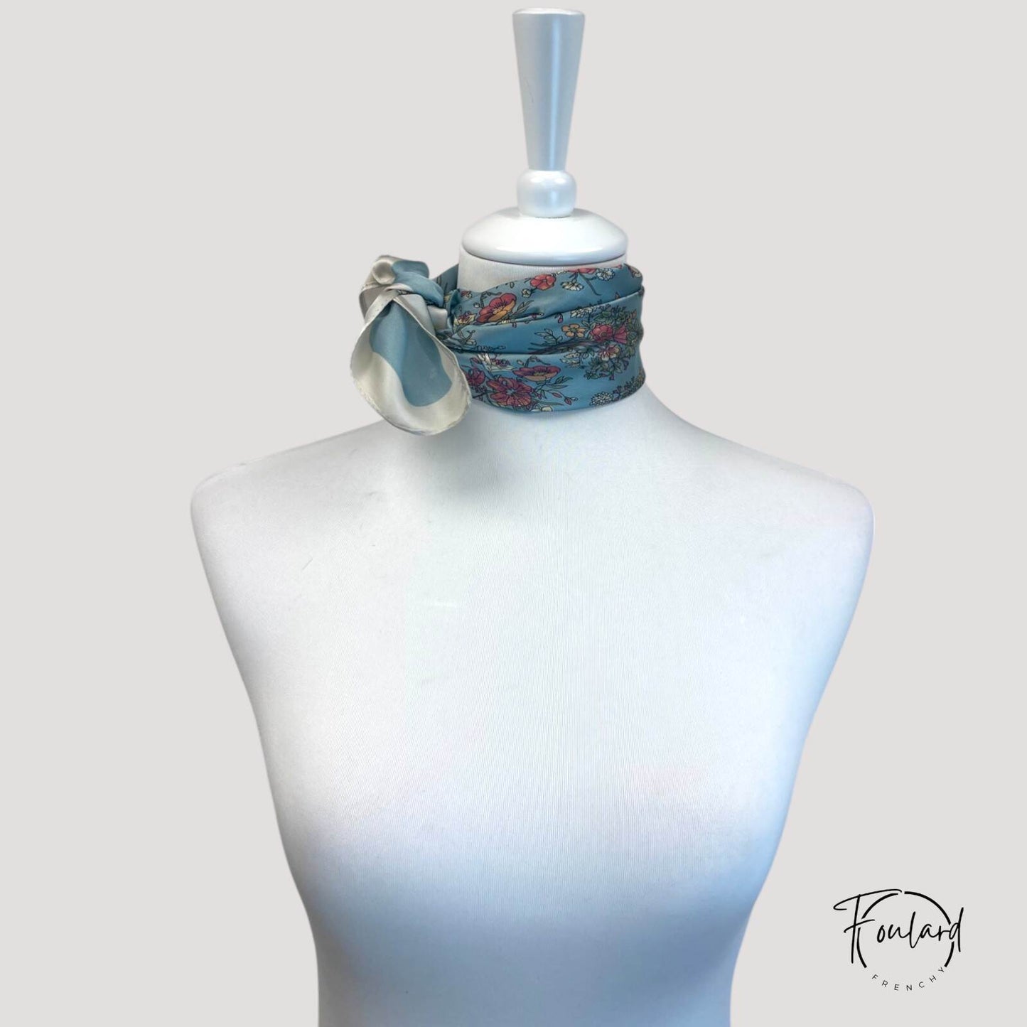 Vue rapprochée des fleurs multicolores sur foulard