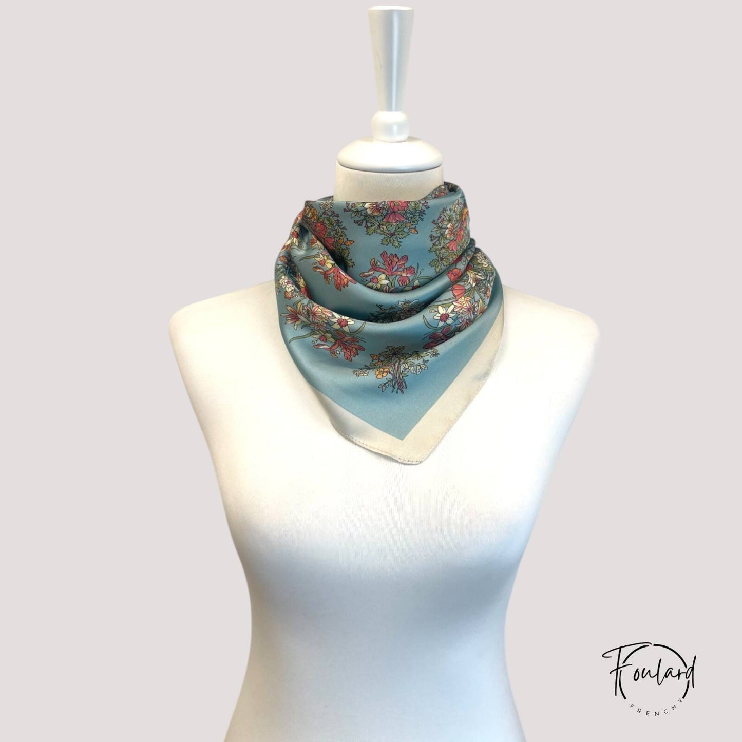 Foulard carré floral multicolore sur fond bleu ciel
