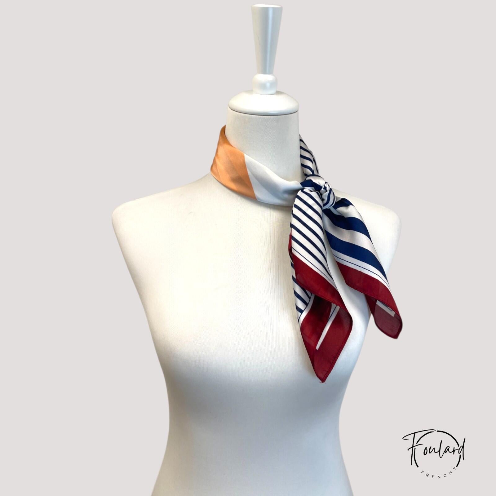 Foulard en polyester noué, mettant en valeur le style nautique