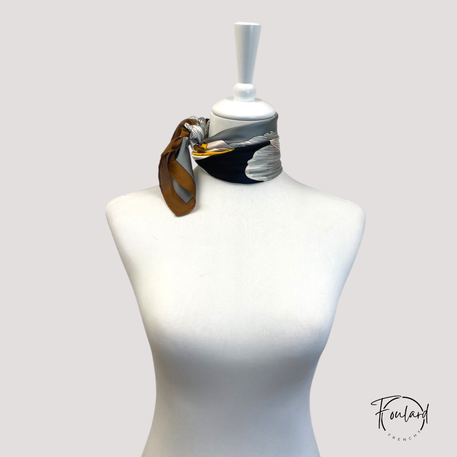 Vue rapprochée d'une fleur stylisée sur foulard beige