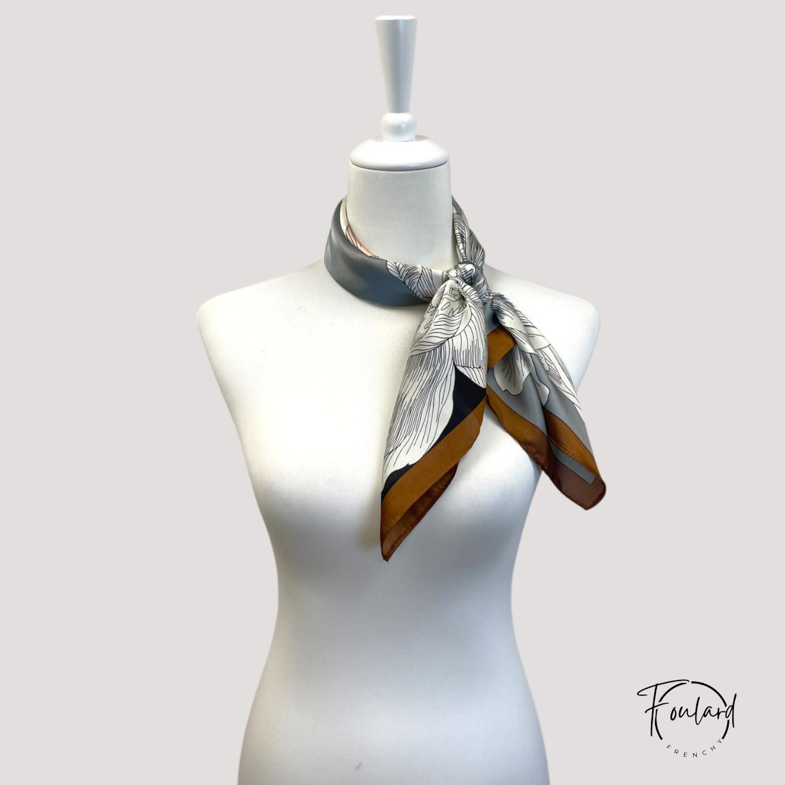 Foulard carré avec motif floral esquissé sur fond noir