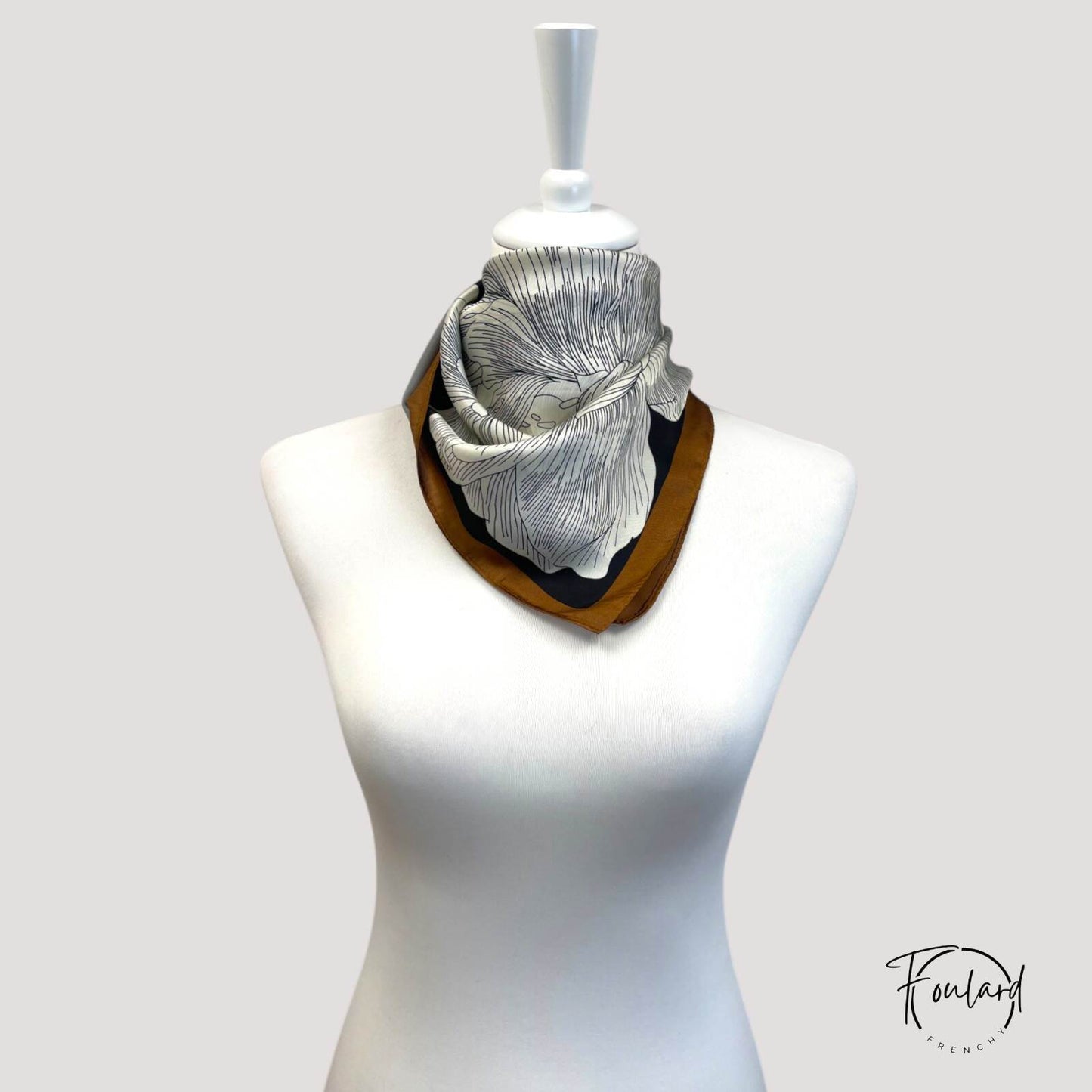 Foulard taupe avec illustration florale sur fond marron