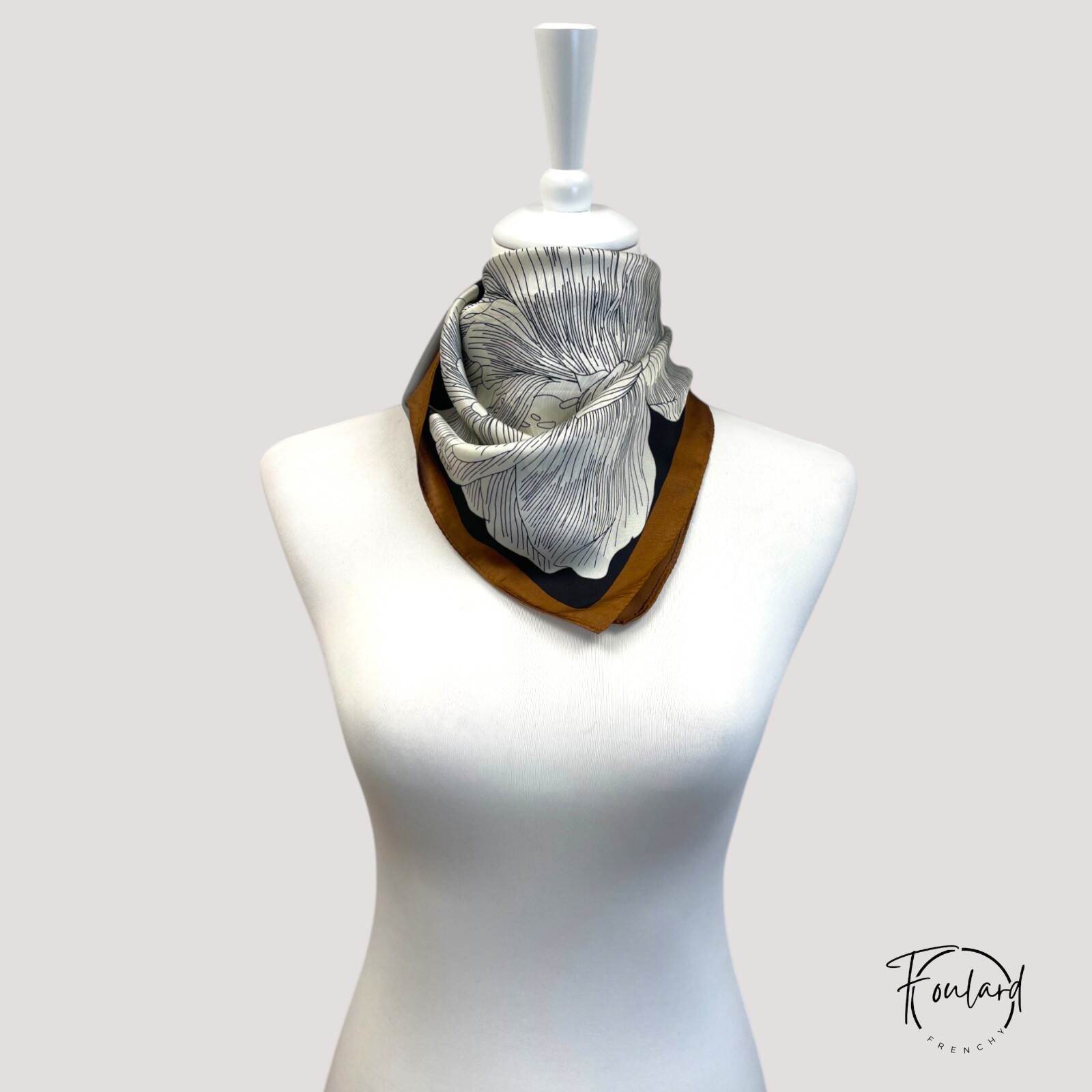 Foulard taupe avec illustration florale sur fond marron