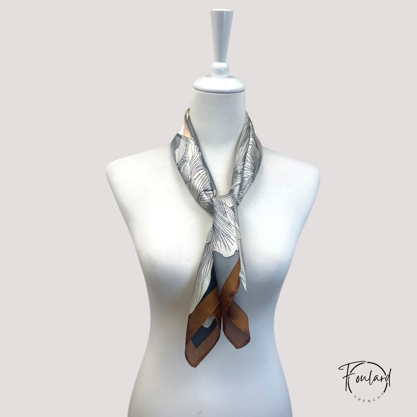Foulard rouge et jaune avec grande fleur esquissée