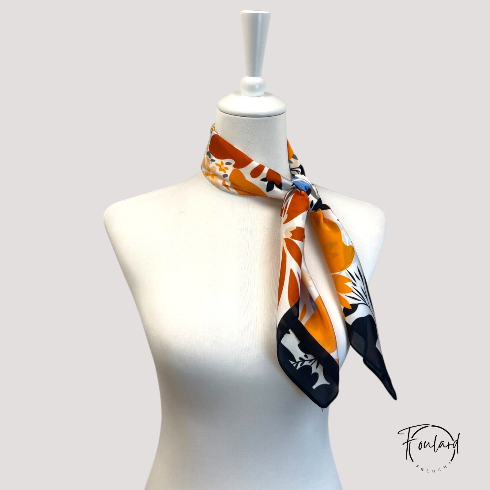Foulard noué autour du cou, design floral vibrant