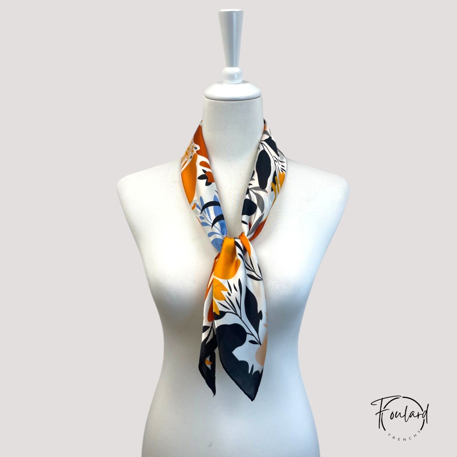 Détail du motif floral stylisé, couleurs orange et noir