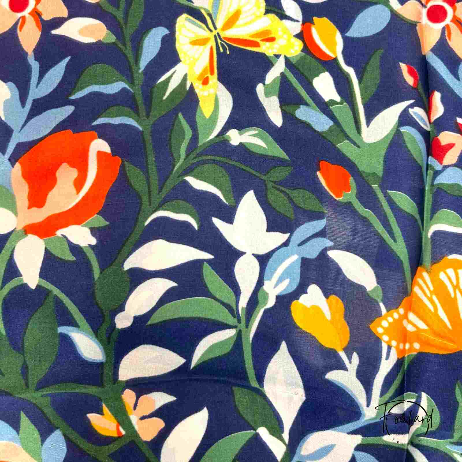 Foulard en polyester, motifs floraux et papillons stylisés
