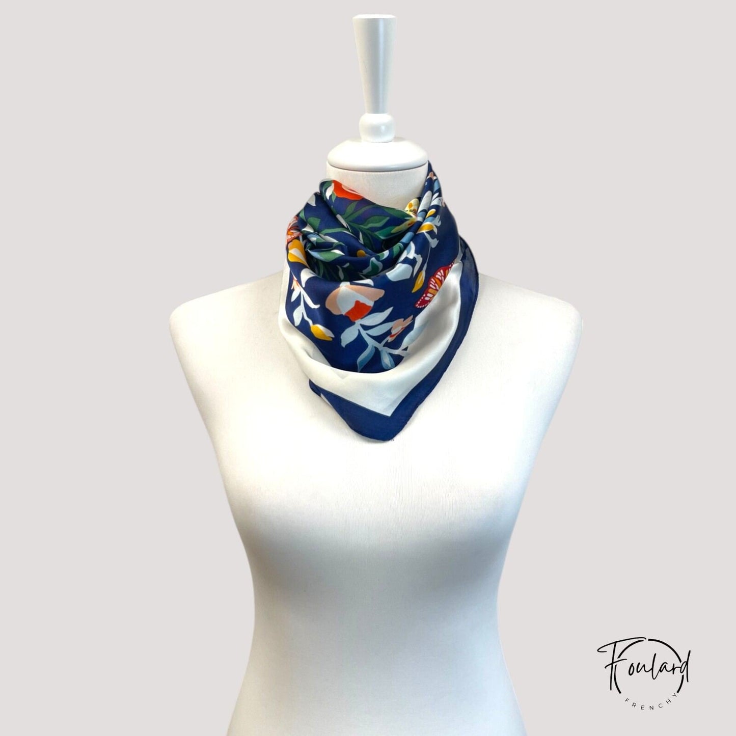 Foulard carré avec motif floral et papillons colorés