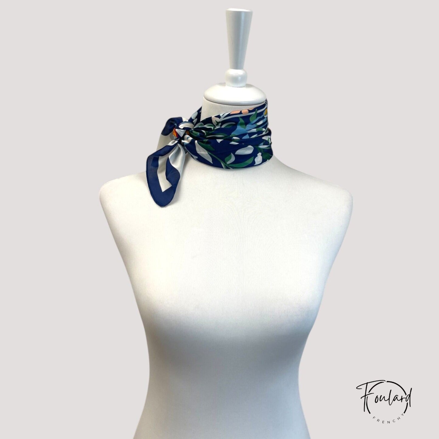 Détail de papillons jaunes et fleurs sur fond bleu