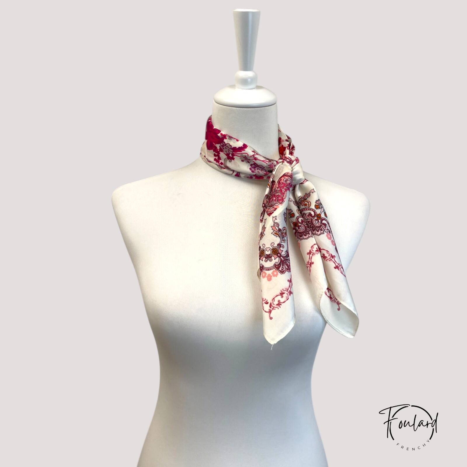 Foulard carré floral baroque sur fond ivoire lumineux