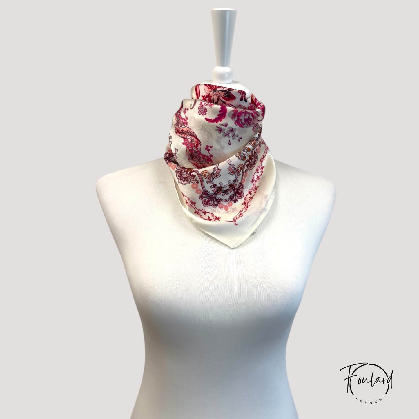 Foulard noué montrant les couleurs chaudes et vives