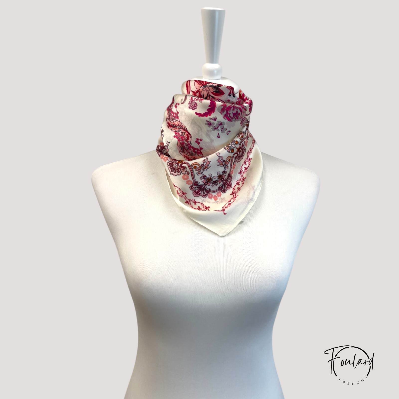 Foulard noué montrant les couleurs chaudes et vives