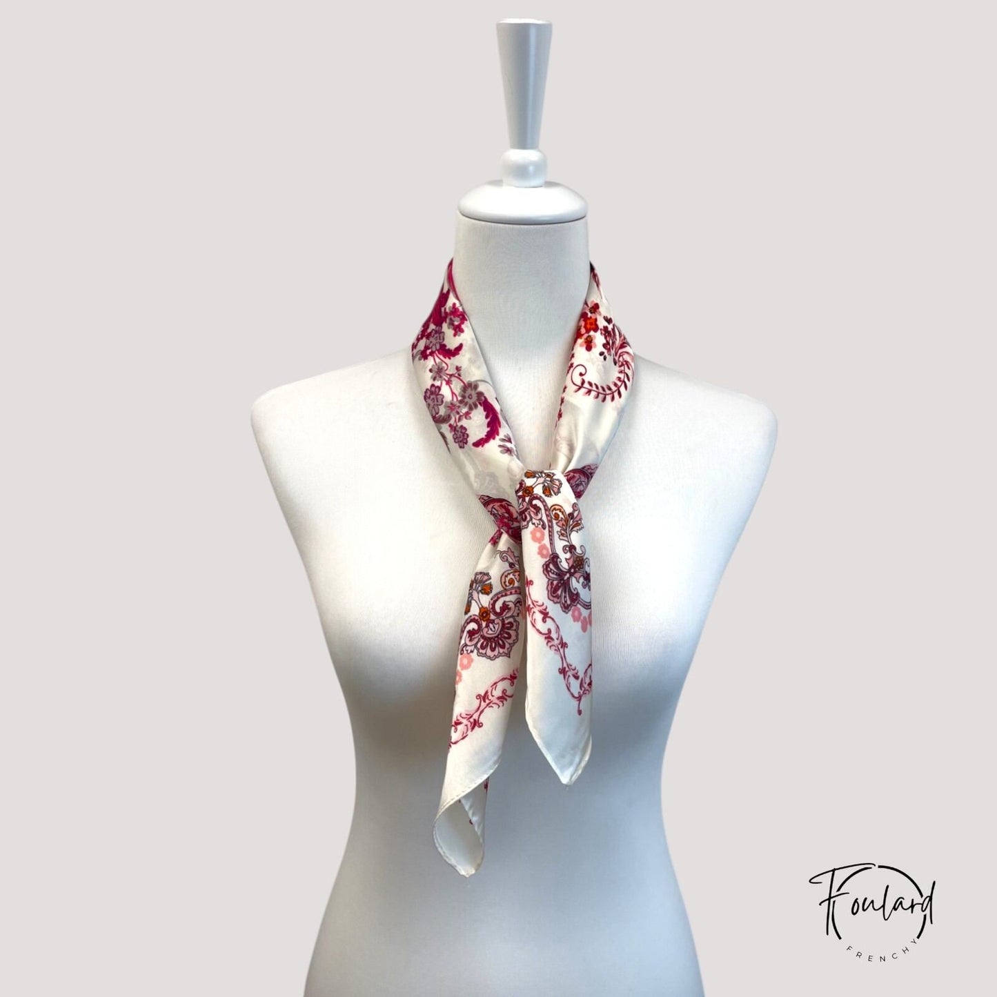 Vue d'ensemble du foulard avec motifs stylisés