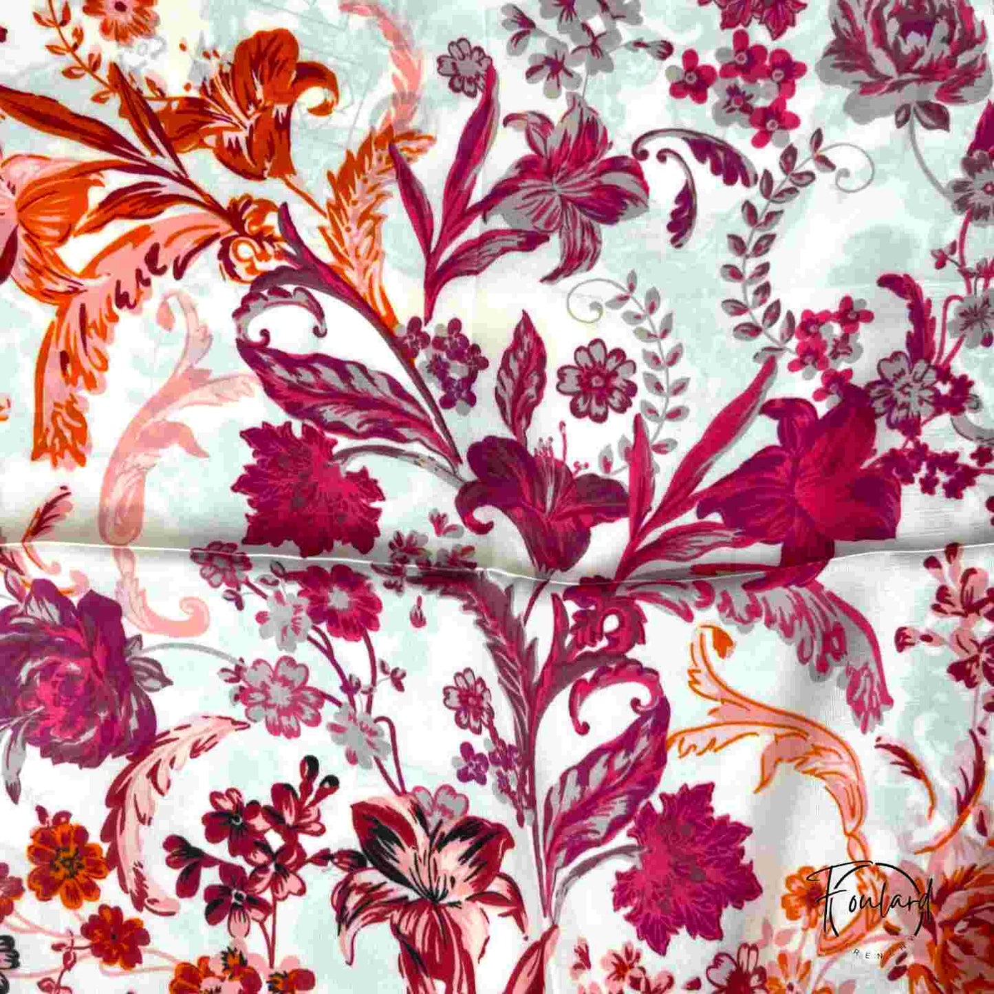 Texture satinée du foulard avec motifs floraux
