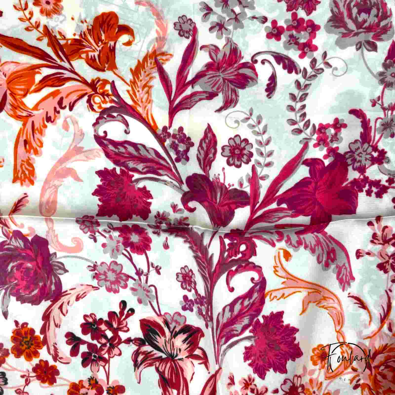 Texture satinée du foulard avec motifs floraux
