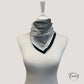 Foulard carré noir et blanc avec motifs géométriques variés