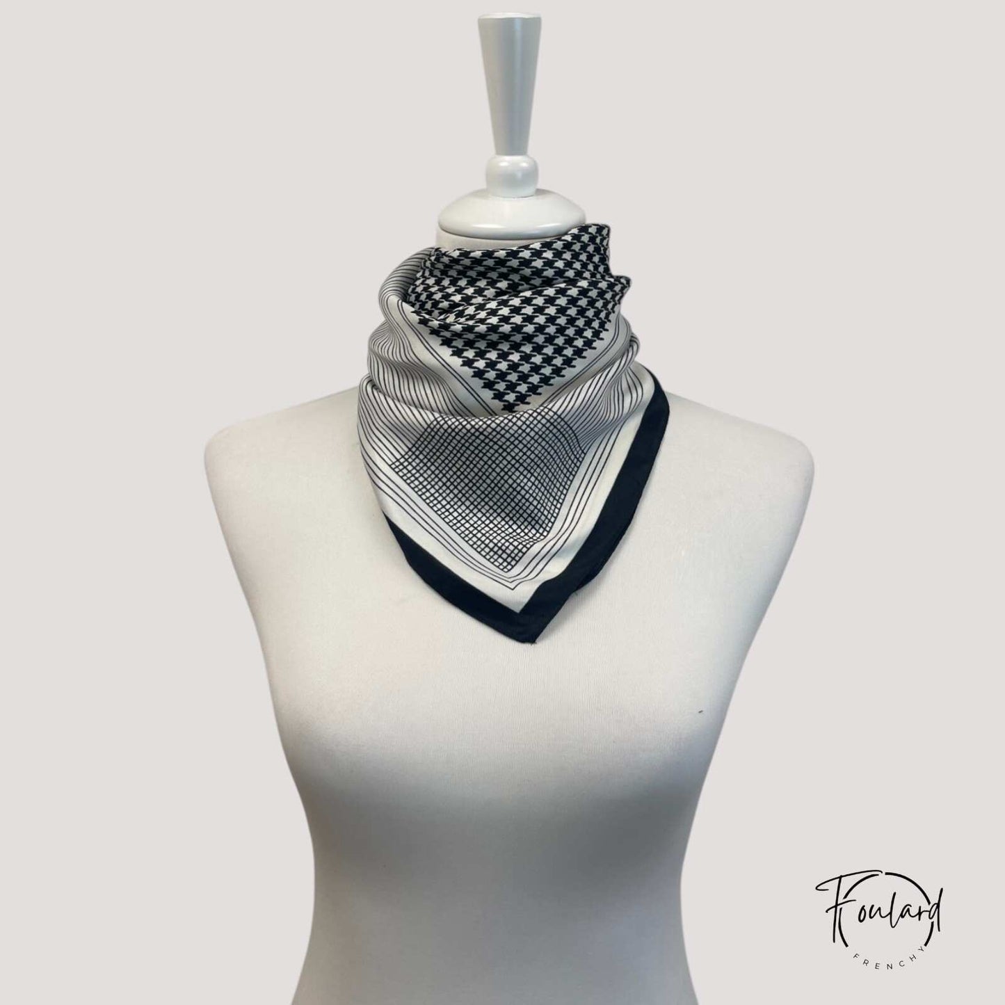 Foulard carré noir et blanc avec motifs géométriques variés