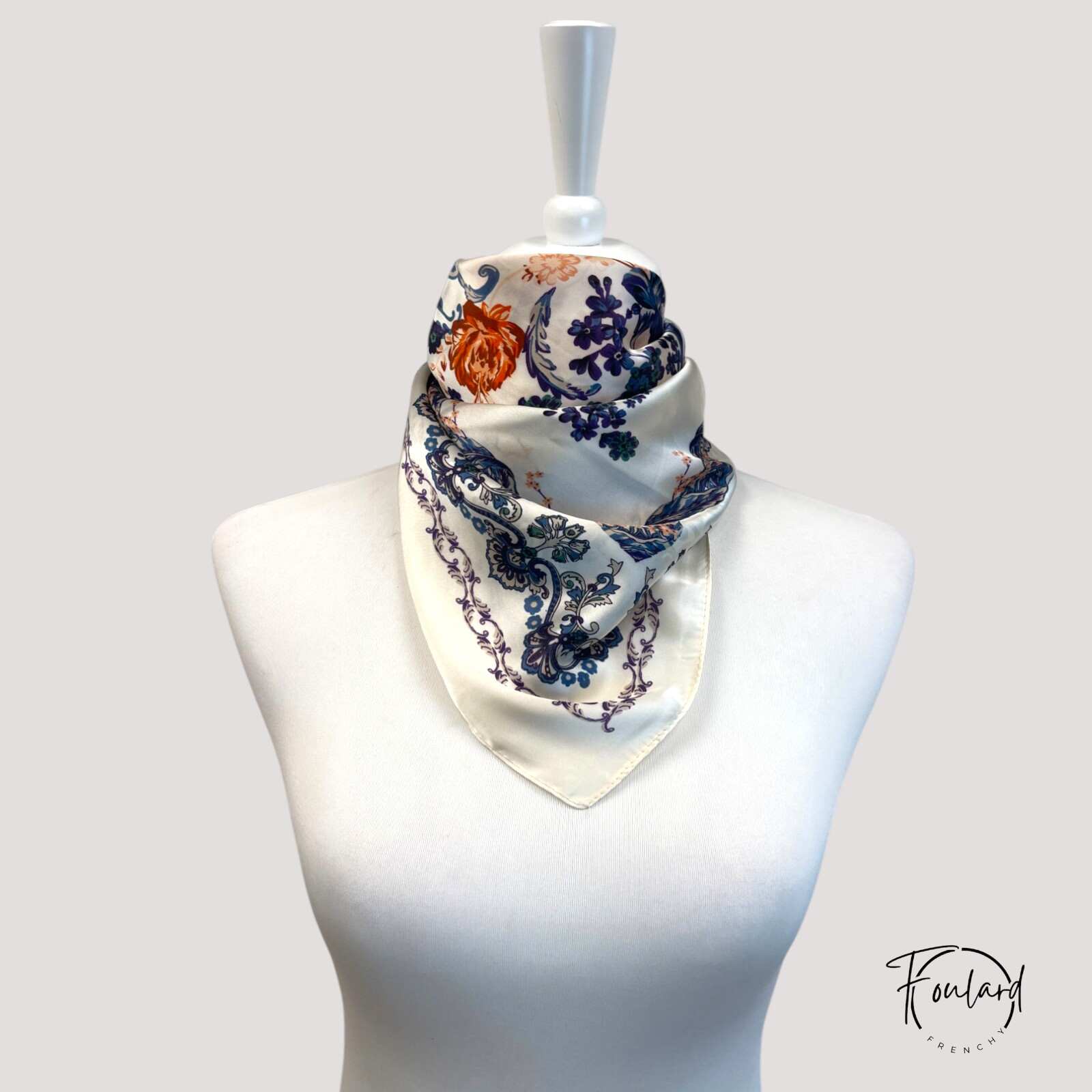 Foulard carré avec motif floral baroque détaillé