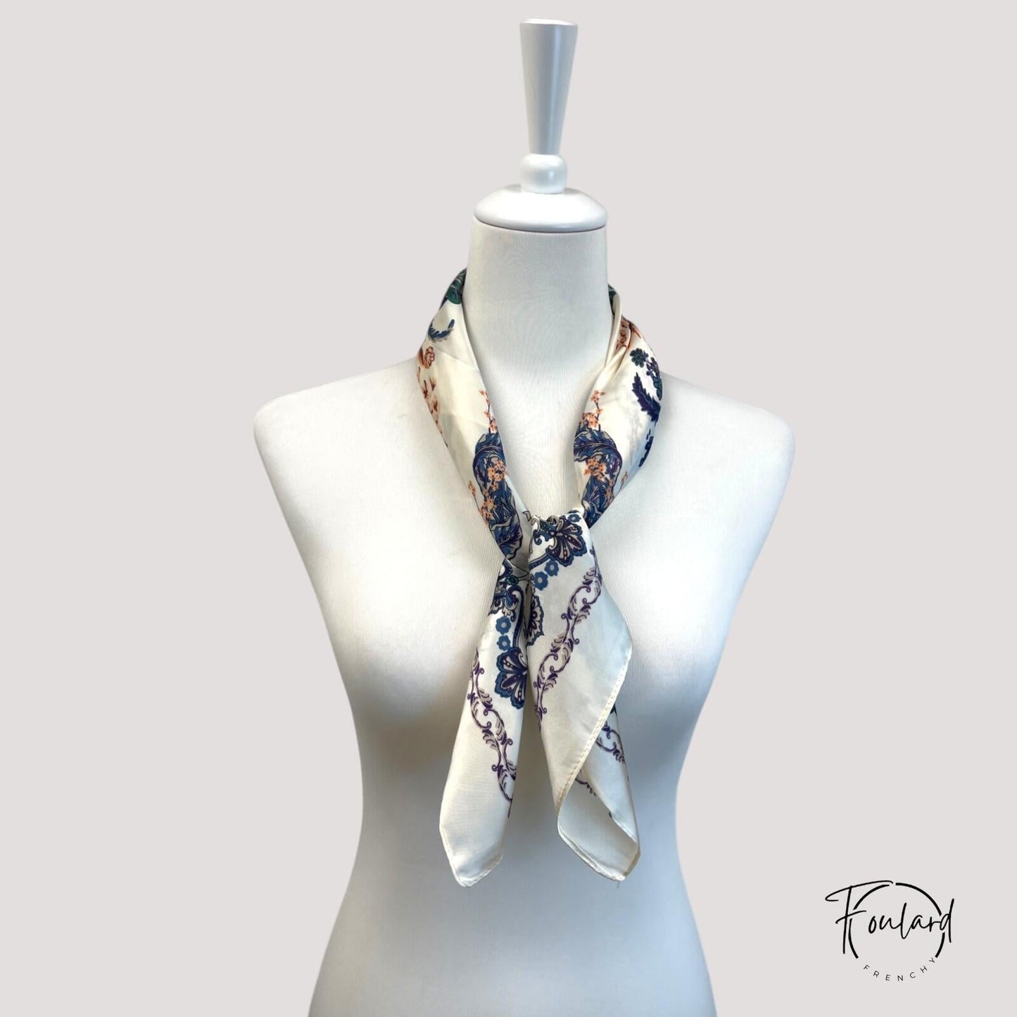 Vue d'ensemble du foulard montrant les couleurs vives