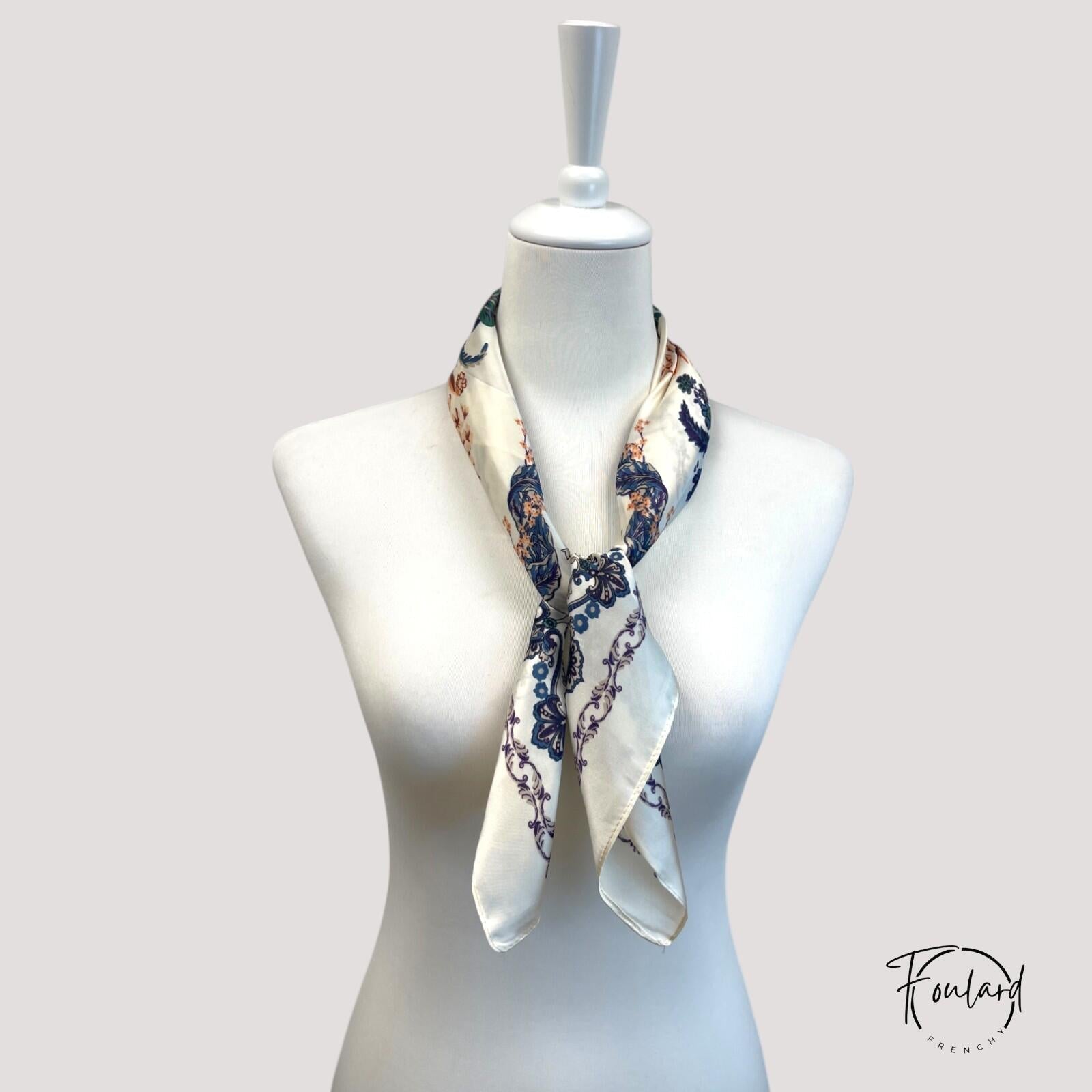 Vue d'ensemble du foulard montrant les couleurs vives