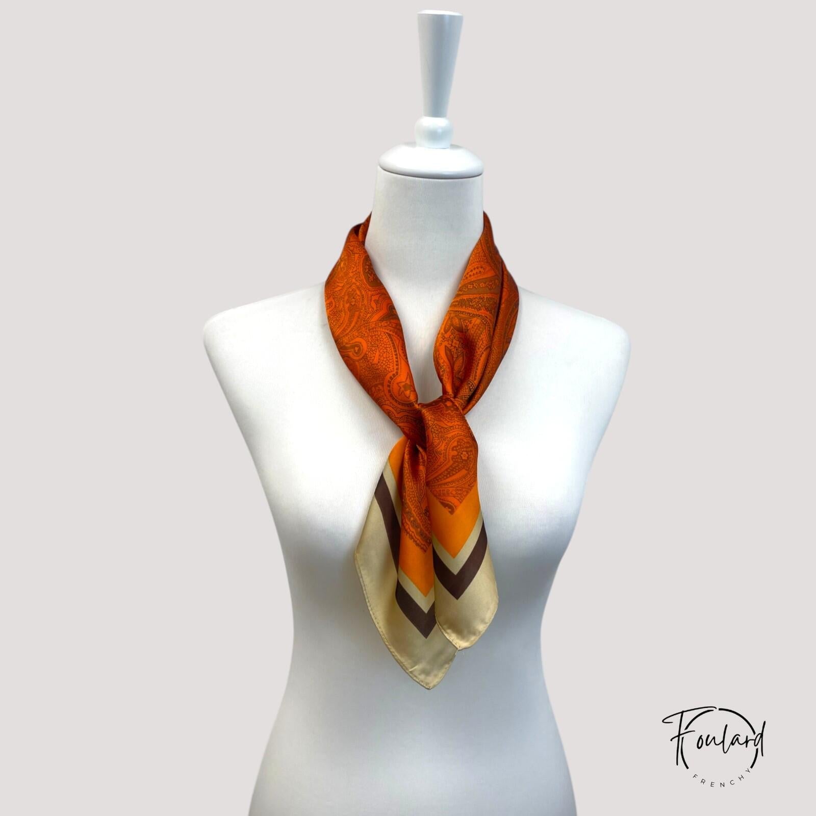 Vue rapprochée du centre orange brûlé du foulard