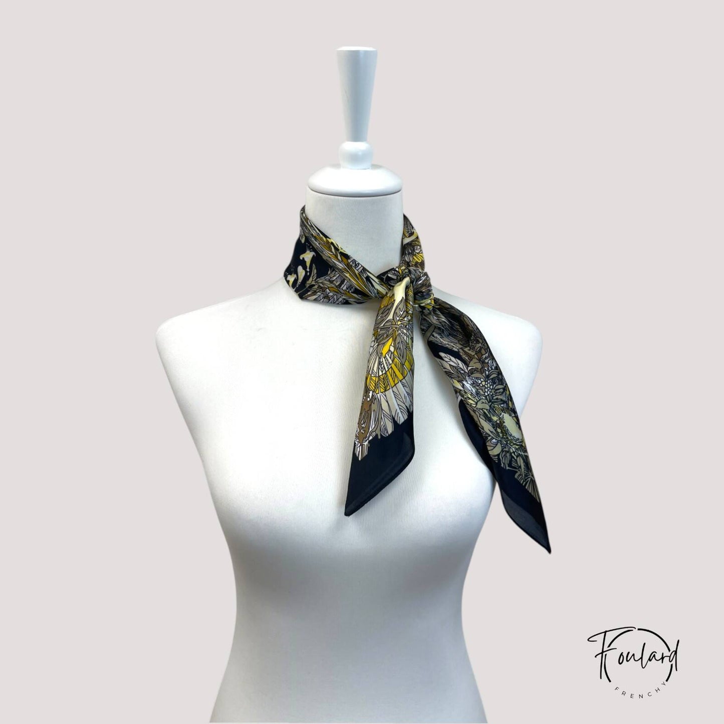 Foulard noué, montrant contraste doré et noir