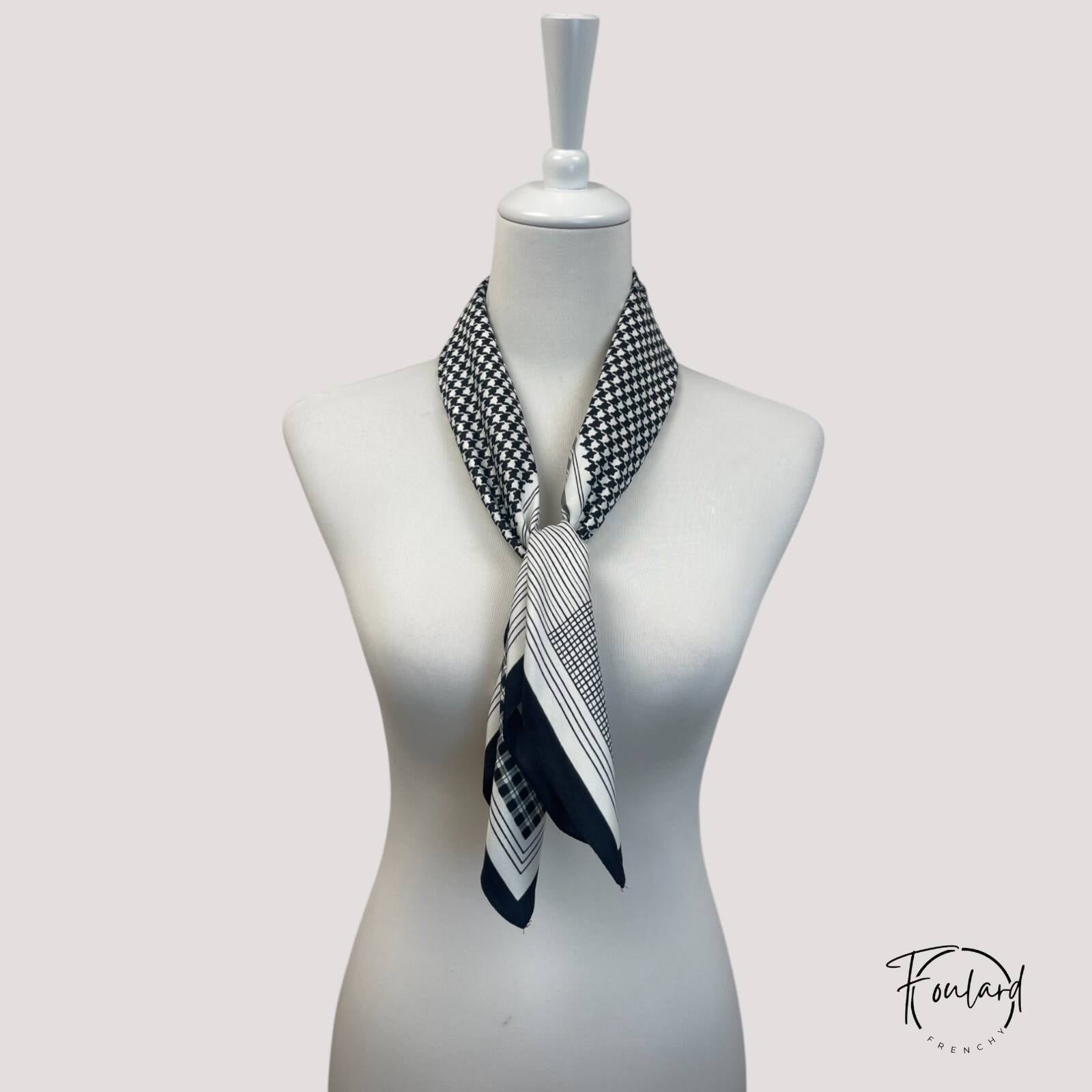 Détail de motifs pied-de-poule et rayures sur foulard