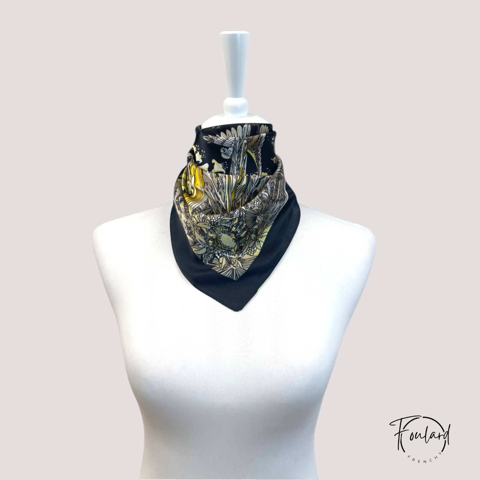 Foulard carré noir avec plumes dorées stylisées