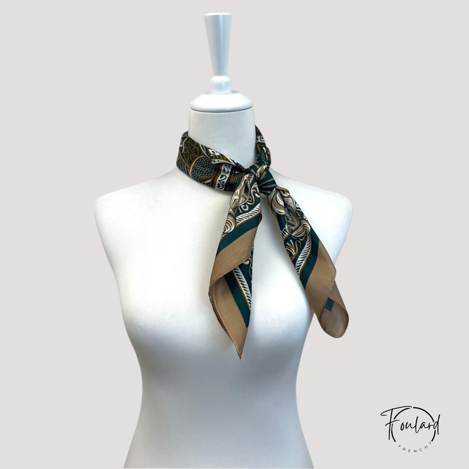 Foulard carré vert forêt avec motifs baroques dorés