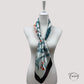Détail des motifs nature sur foulard carré vert