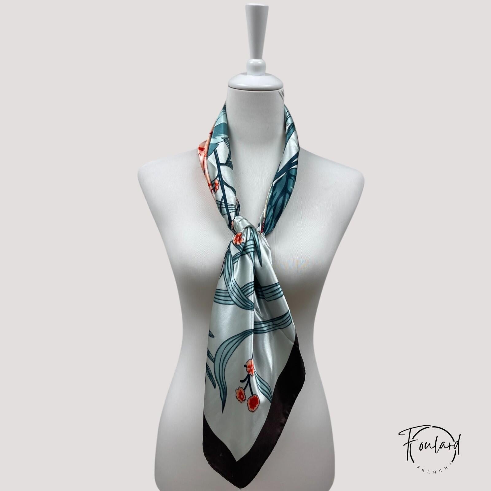 Détail des motifs nature sur foulard carré vert