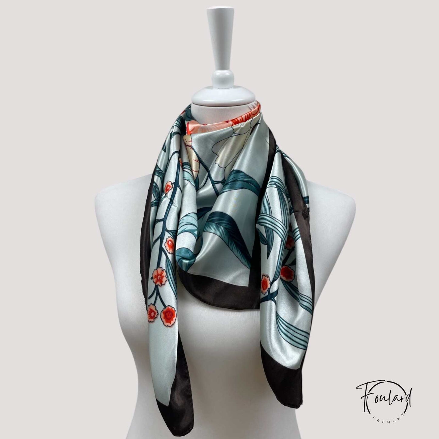 Foulard vert noué sur cheveux, motifs végétaux