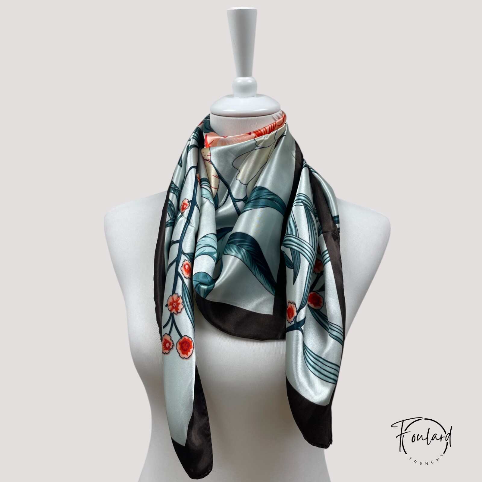Foulard vert noué sur cheveux, motifs végétaux