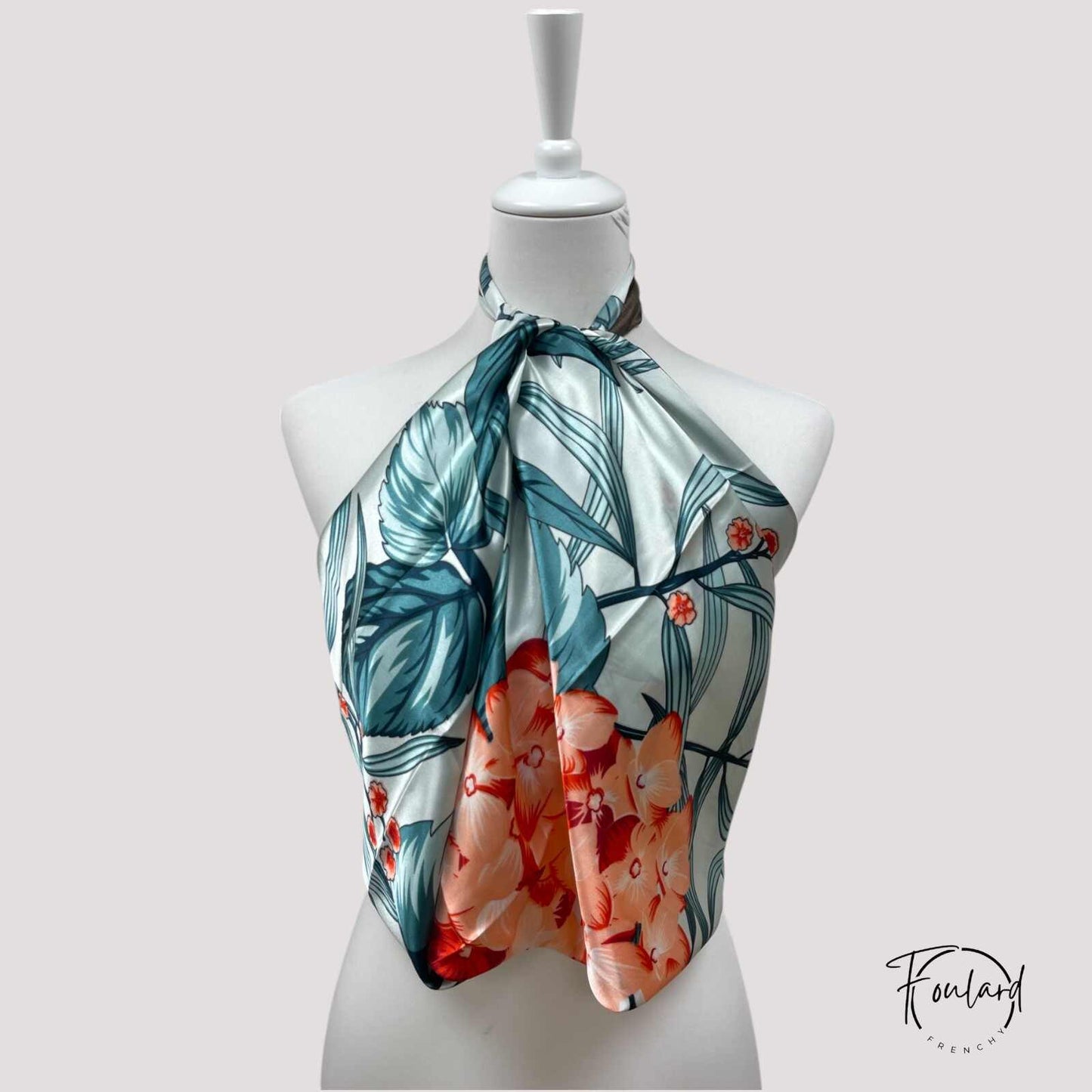 Foulard carré vert avec motifs nature sur fond clair