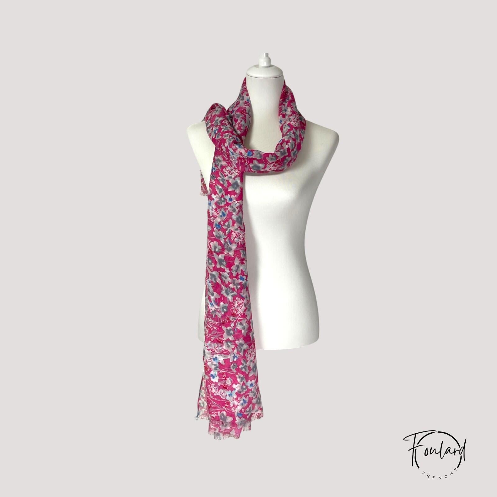 Foulard floral fuchsia et gris enroulé sur un mannequin