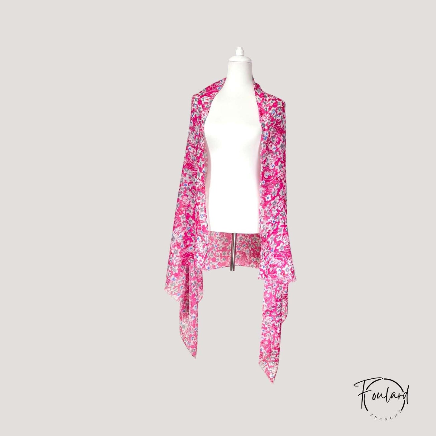 Détail du motif floral fuchsia avec touches de bleu